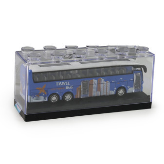 Kovový diaľkový autobus