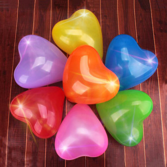 Aga4Kids Latexový balónik Srdce s LED diódou mix farieb 25 cm